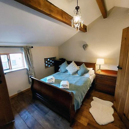 The Old Mill Barn With Hot Tub And Private Use Of Heated Pool Villa Wirral Exterior foto