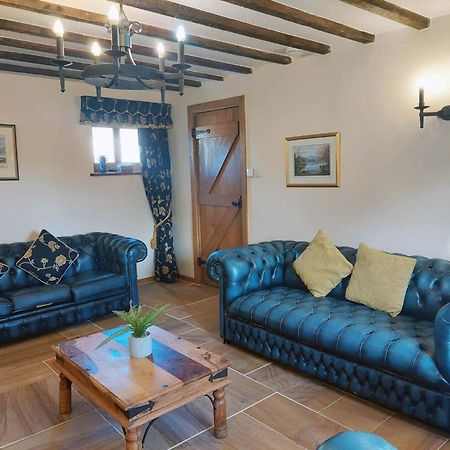 The Old Mill Barn With Hot Tub And Private Use Of Heated Pool Villa Wirral Exterior foto