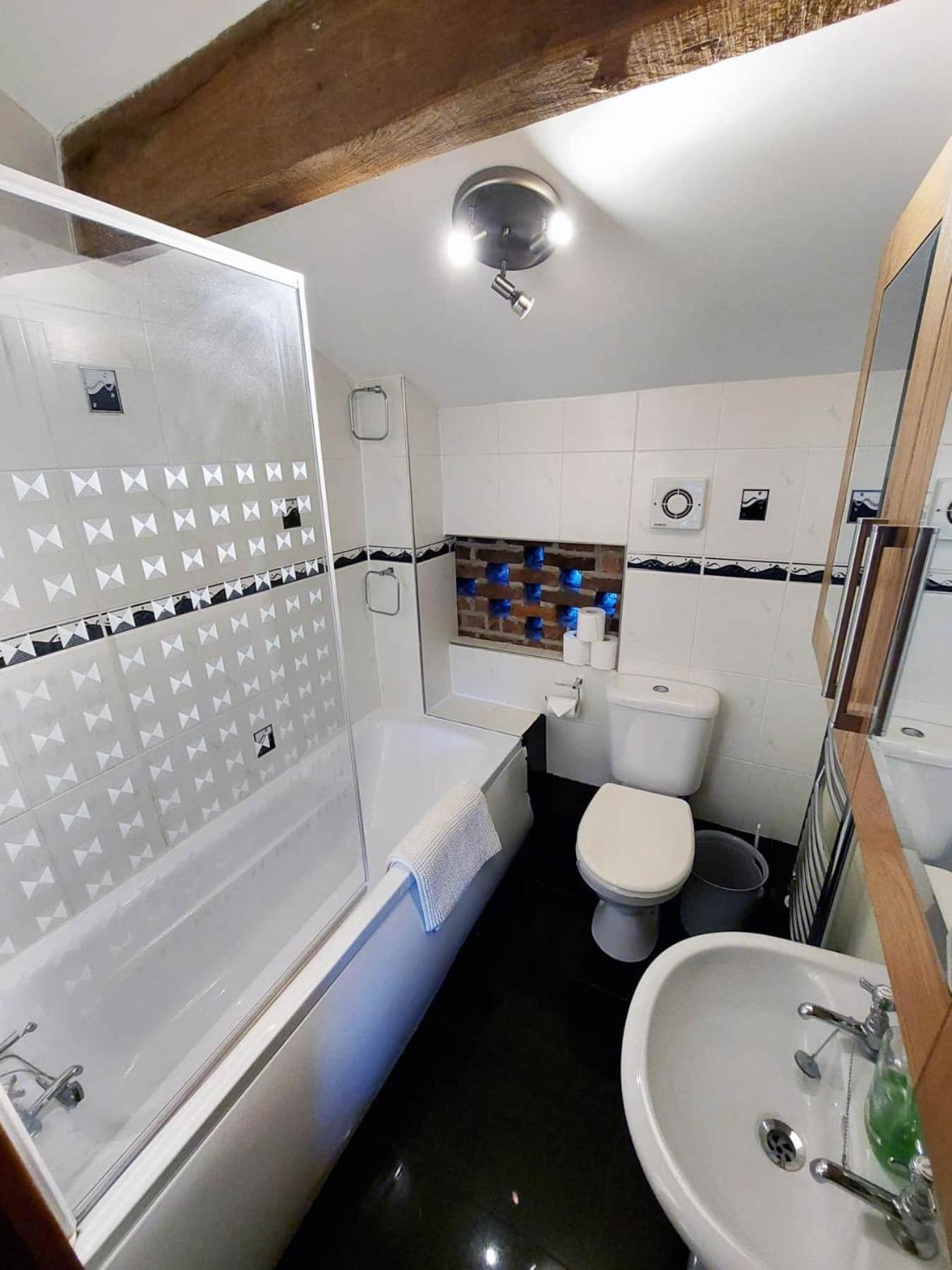 The Old Mill Barn With Hot Tub And Private Use Of Heated Pool Villa Wirral Exterior foto