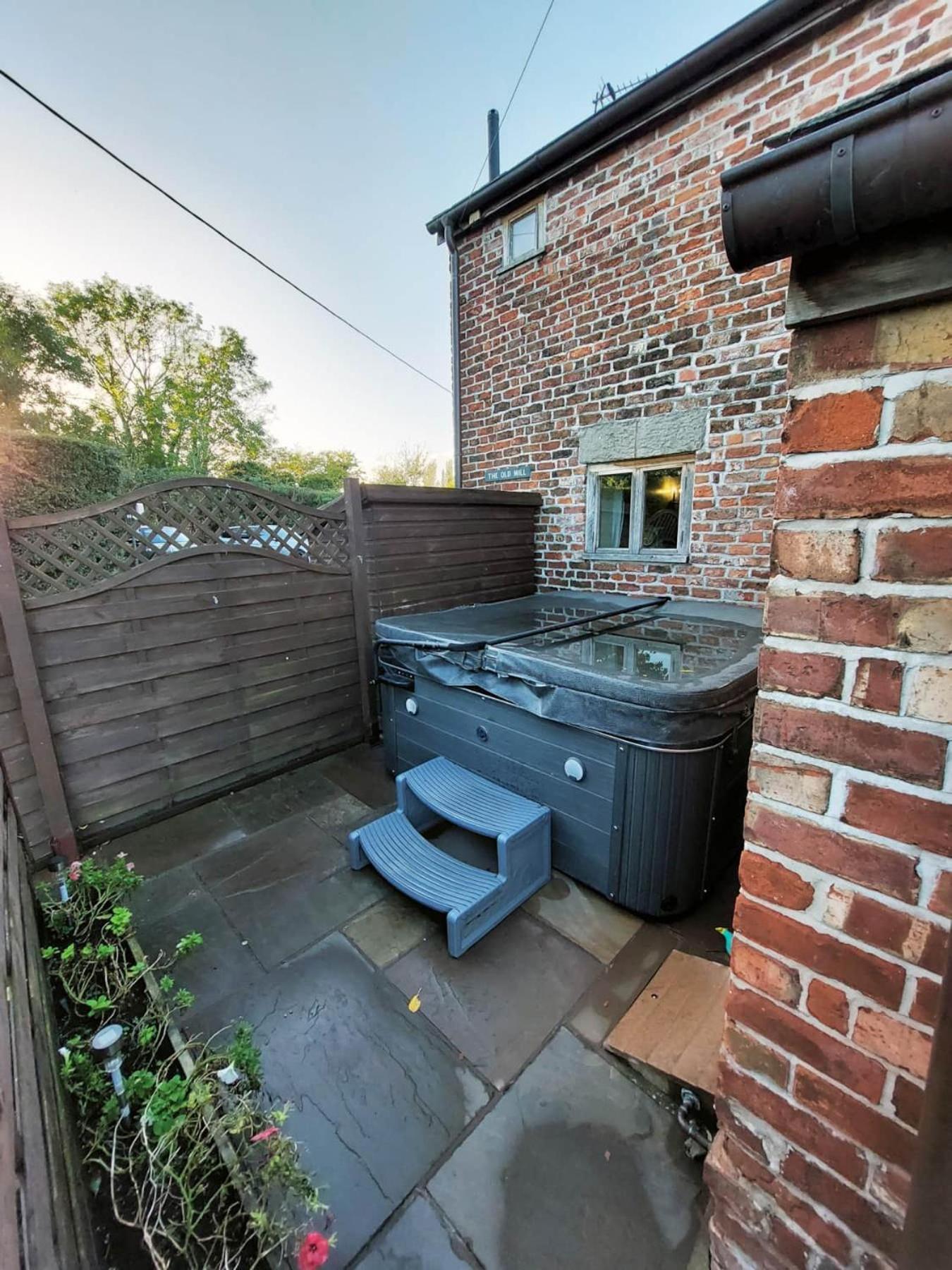 The Old Mill Barn With Hot Tub And Private Use Of Heated Pool Villa Wirral Exterior foto