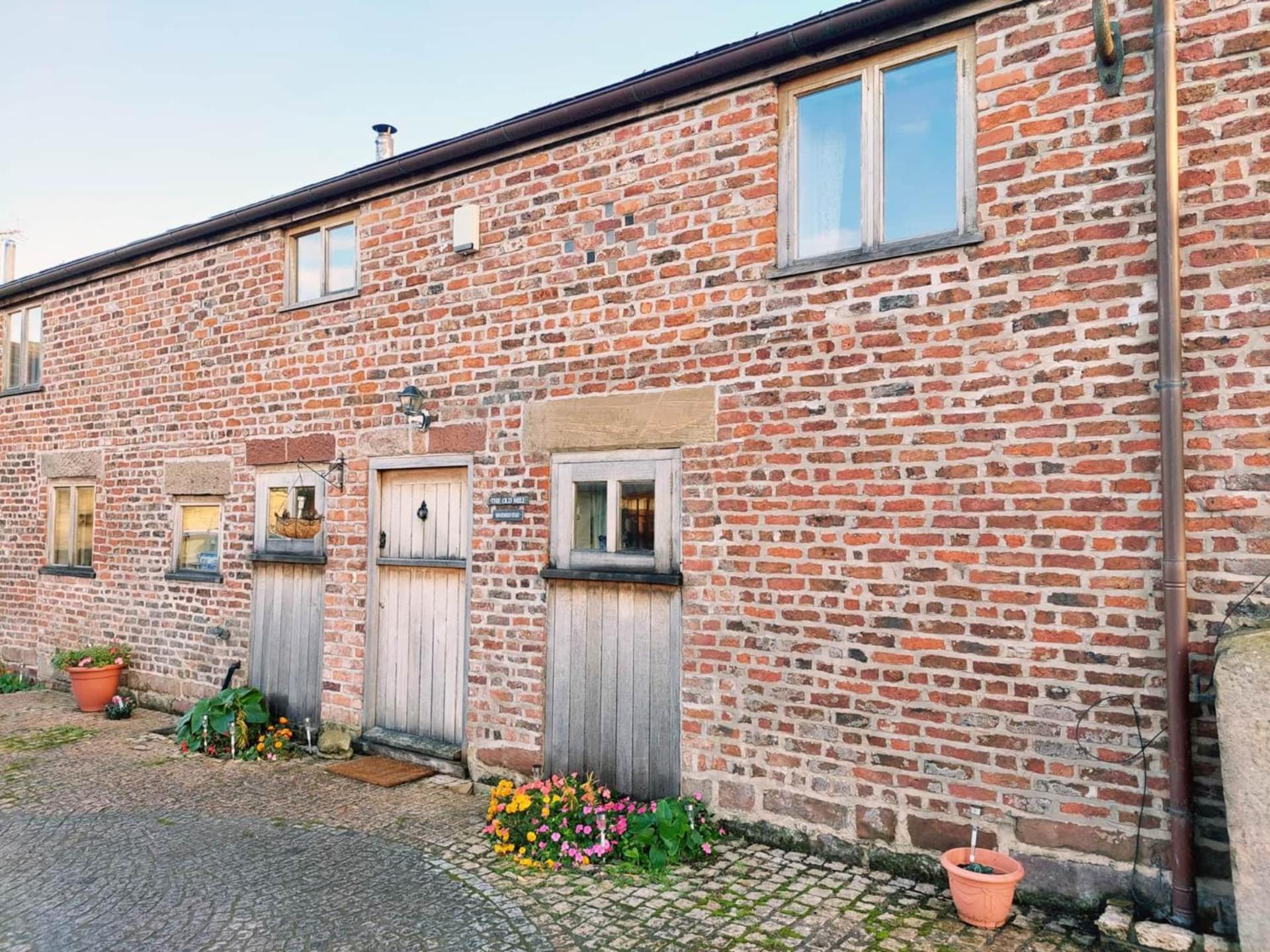 The Old Mill Barn With Hot Tub And Private Use Of Heated Pool Villa Wirral Exterior foto